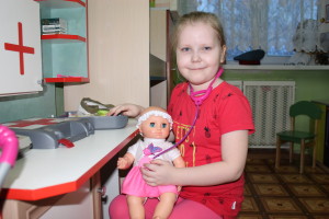 Шестилетняя Таня Кустова из Елово мечтает стать врачом, когда вырастет