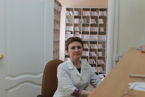 Без стекла, но так же приветливо, улыбается всем администратор Людмила Игоревна Цигвинцева.