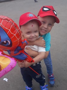 Сыновья Алены  Дуденковой Лев (4 года), Слава (2 года), и маленький Федор, которого нет в кадре, тоже благодарны жителям Елово.